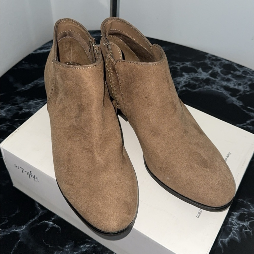 Women’s Boots Style & Co. Wileyy Round Toe Ankle Fashion Shoes Taupe Size 8.5 W